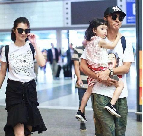 张丹峰一家高调亮相，46岁洪欣嫩成26岁，高颜值女儿大长腿太抢镜