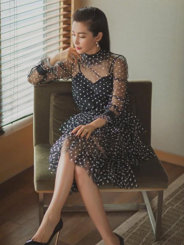 40多岁女人别乱穿，学李冰冰这样，吊带外面套层纱，美skr人！