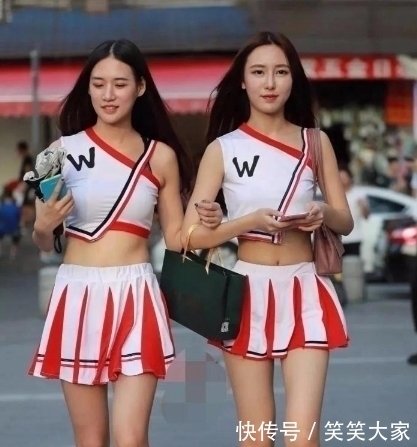 美女■街拍美女小姐姐:闺蜜行,这样出风头,能考虑一下路人的感受吗!
