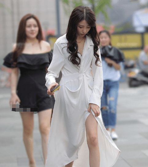  美女：美女出街真会穿，这是浴袍还是睡衣？