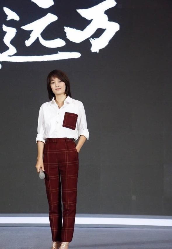  「格子」马伊琍不愧为是高級脸，简易白衬衣＋格子图案裤，轻轻松松美更新高宽比