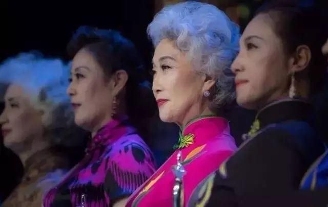  时装周：69岁成为世界旅游小姐选美冠军，惊艳纽约国际时装周，美不分年龄