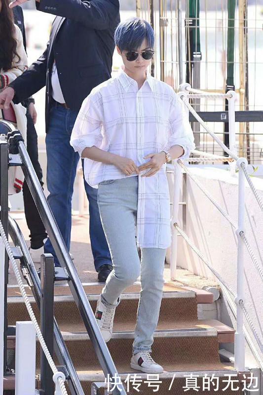 李宇春这霸气模样像视察机场，衣服穿成这样，够时尚的