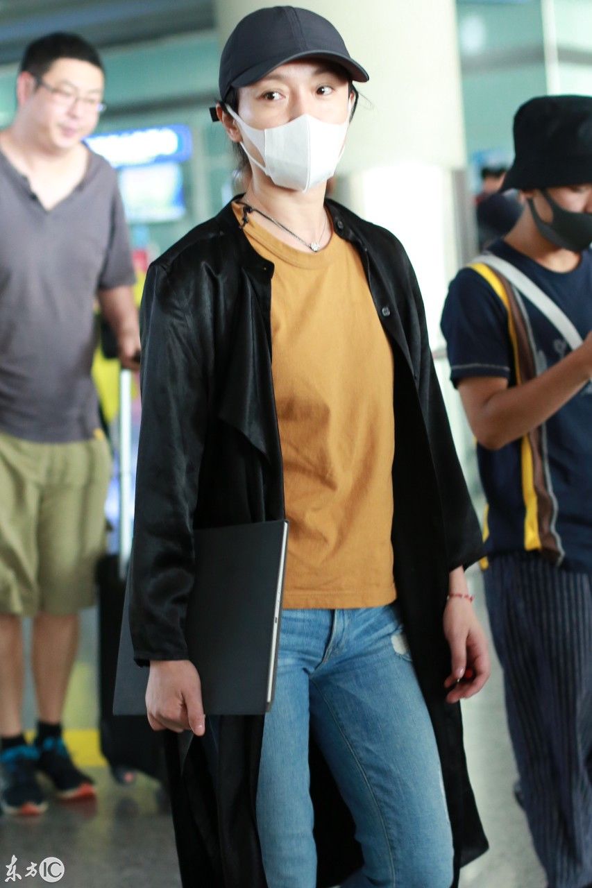 44岁周迅素颜现身机场状态超好，网友:《如懿传》把她拍丑了