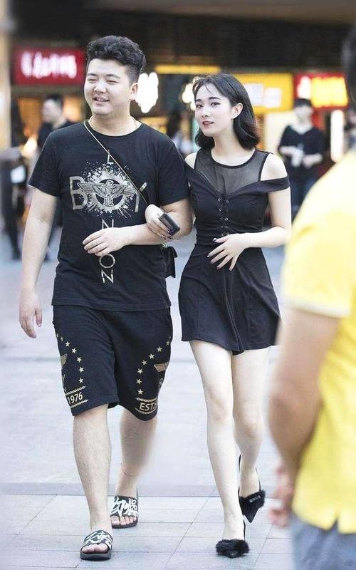 街拍：下衣失踪的小美女，黑色长款T恤映衬下的修长美腿更加性感