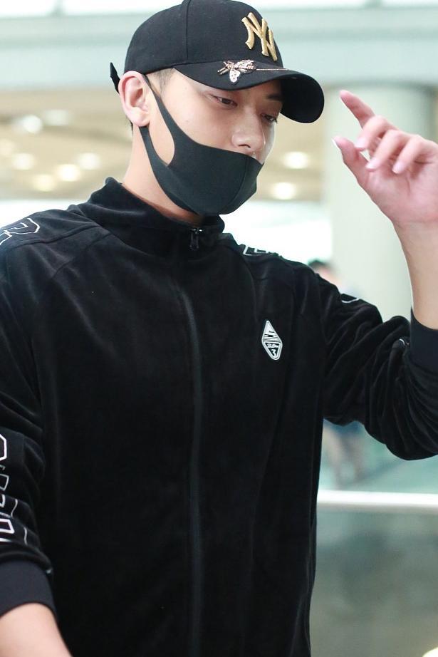 有钱父子出没!黄子韬和老爸勾肩搭背似兄弟