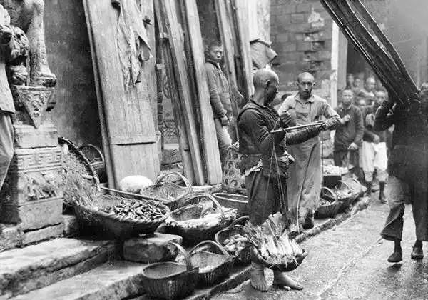 美国人在鞋盒里发现了6000张中国老照片，轰动全世界