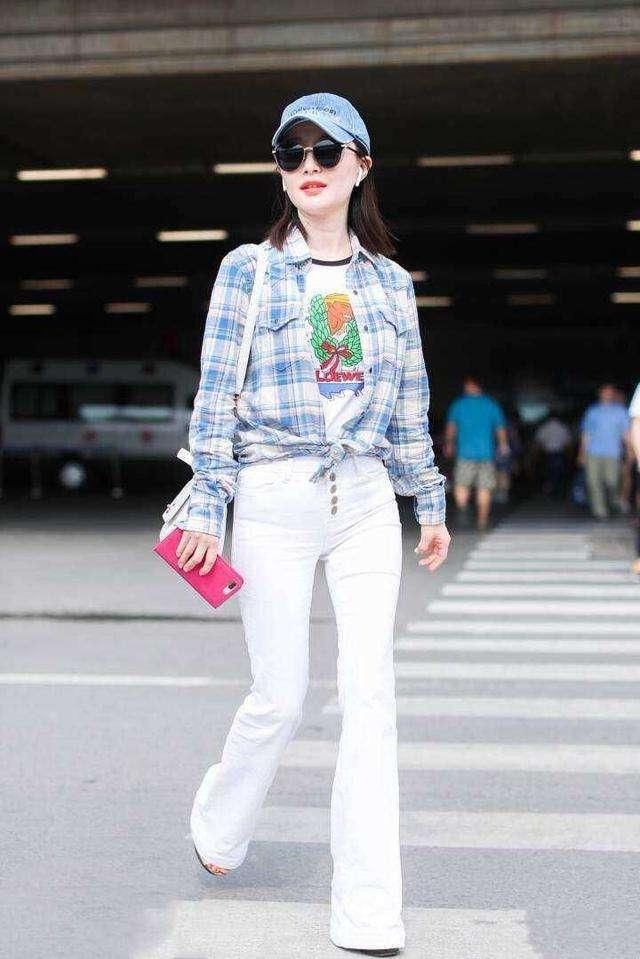 舒畅白色紧身裤都敢穿，真自信！只不过这款式是10年前的吧？