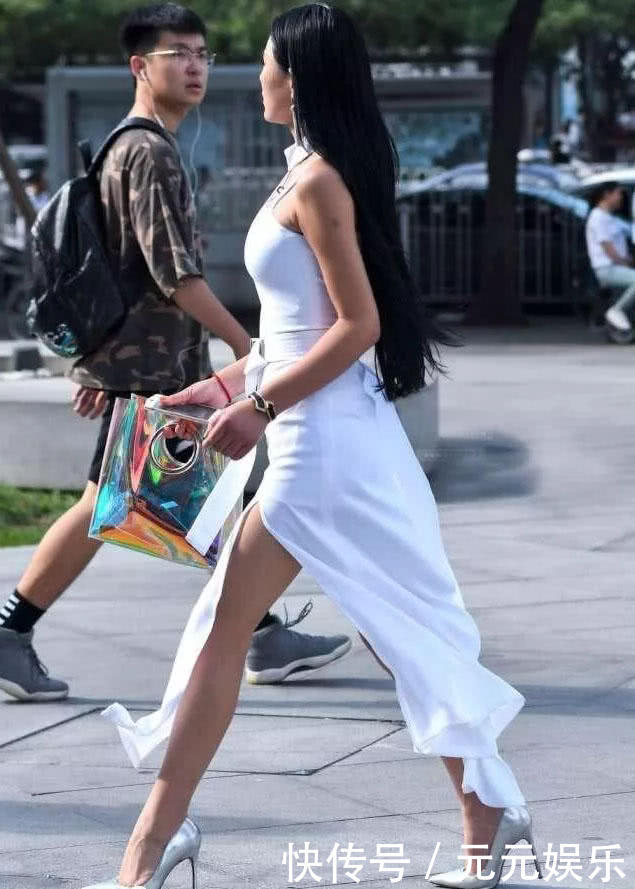 微胖小女人白色开衩裙搭配尖头高跟鞋,显高雅气质魅力