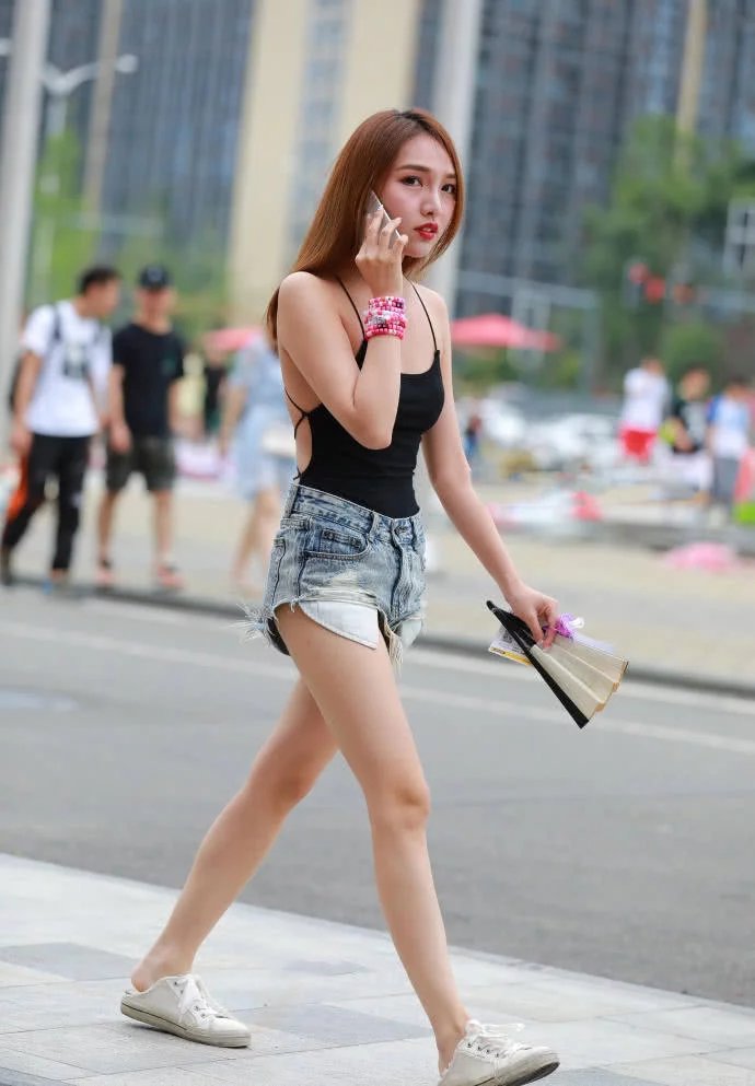 性感小姐姐黑色吊带搭配牛仔热裤，真的很凉快，网友：吊带容易断