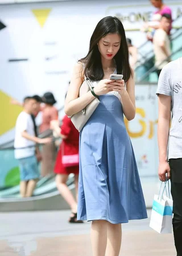  女生■女生搭配高跟鞋出街,走在路上能够获取更高的回头率