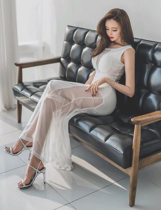  连衣|李妍静，一条白色的修身连衣长裙