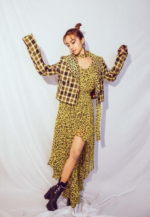 蔡依林可真能，硬把自己塞进一双“蜻蜓鞋”，脚趾那么挤不痛吗？