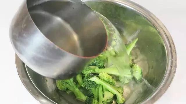  『蓝花』西蓝花洗不干净？教你一个小窍门，脏东西自己跑出来！
