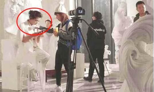 片被曝刘涛让助手这样服侍她，网友愤怒，真相后被澄清！