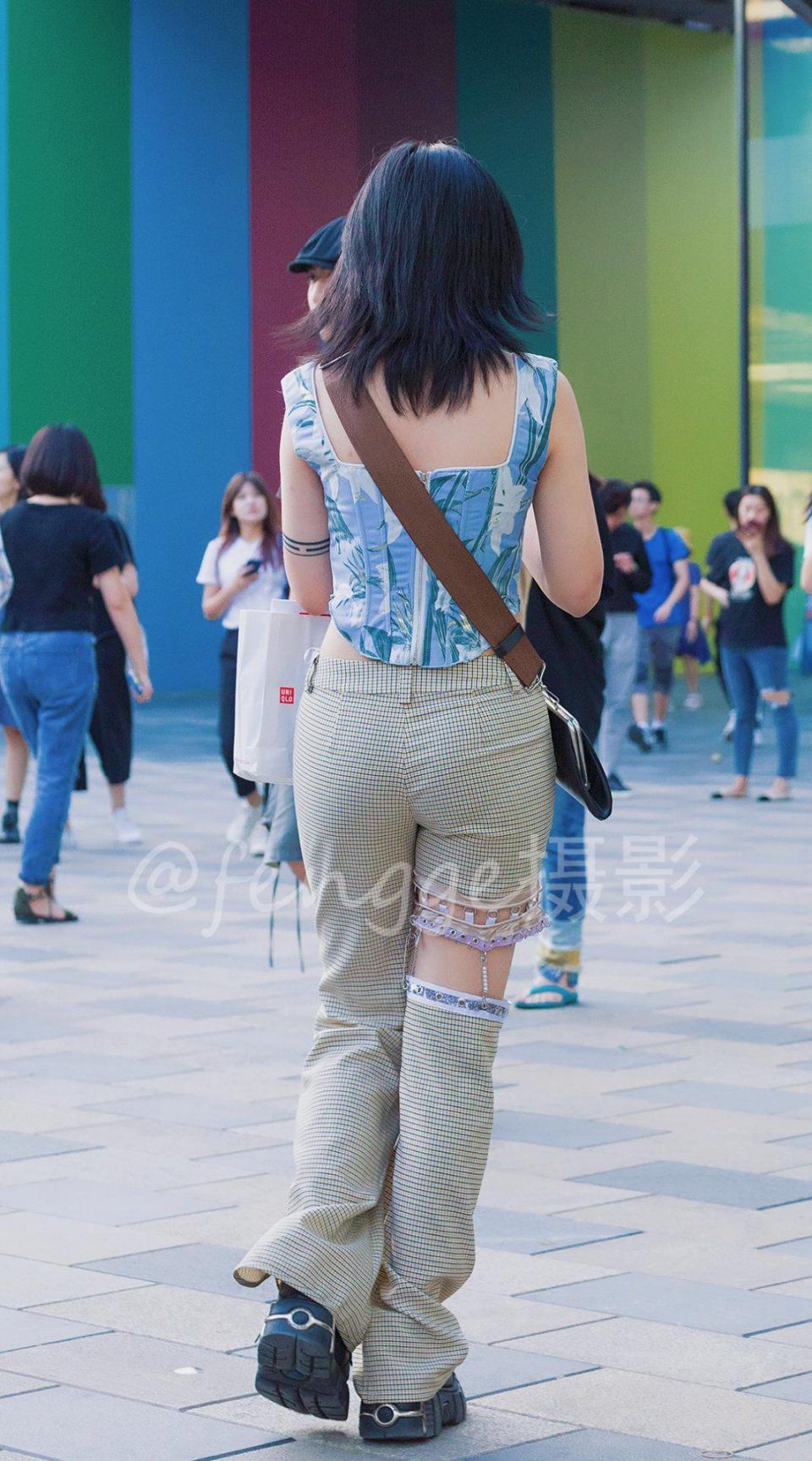 街拍:十九张三里屯绚丽多姿的背影，在这段时间里最时尚，最养眼