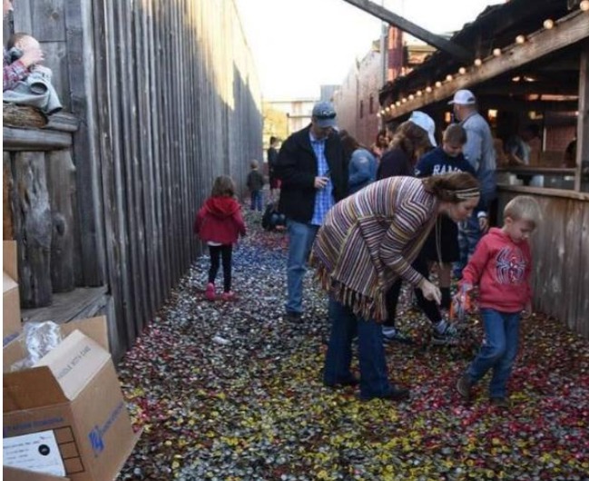 坚持40年往小巷扔瓶盖，50米小巷已成著名景点，引无数人拍照