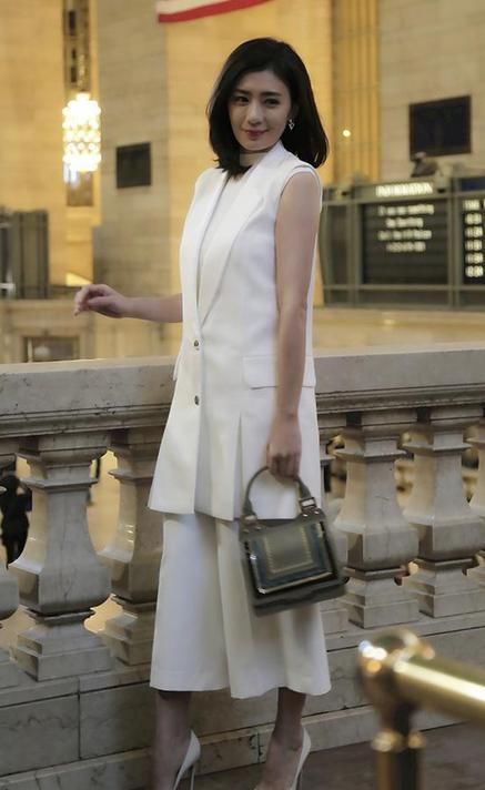 贾静雯现活动，皱纹明显气质优雅，网友:这才是43岁该有的样子