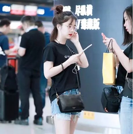 谭松韵穿超短裤秀美腿，短到裤兜都露出来了，网友:真豁得出去