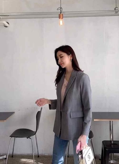 包包的样式:15款比纪梵希潮的包,聪明的人选择配这3种穿搭