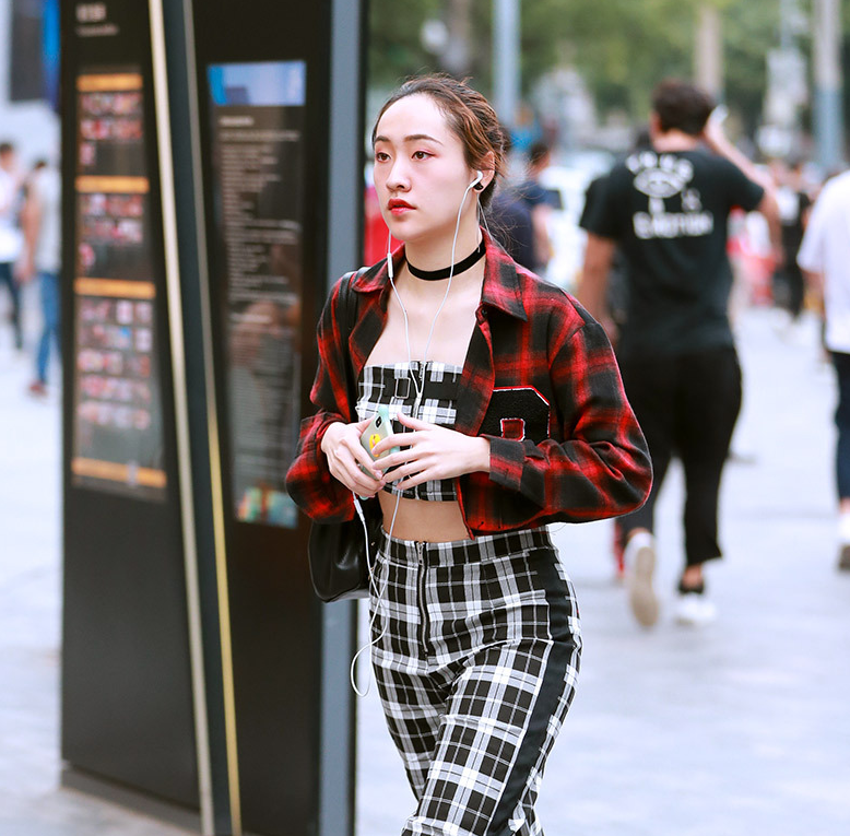 街拍精致的气质美女，黑色连衣裙尽显女人味，浑身散发着迷人的魅