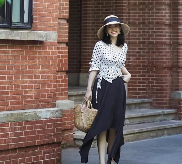  『博主』牛仔外套如何穿出高级复古风？学三木博主搭配卡其色长裤，太美了