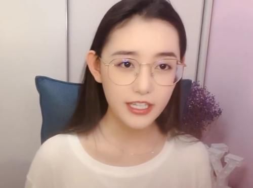 #粉丝#蒋依依手滑,意外关掉美妆灯,看到真实肤色,粉丝不敢相信