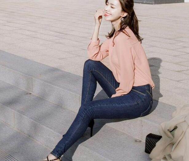 一条修身显瘦的牛仔裤，低调奢华又不失婉，展现完美的自己