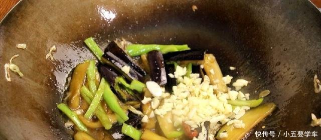  『辣椒』炒茄子时，直接下锅就大错特错，多加这一步，不费油，好吃不油腻！