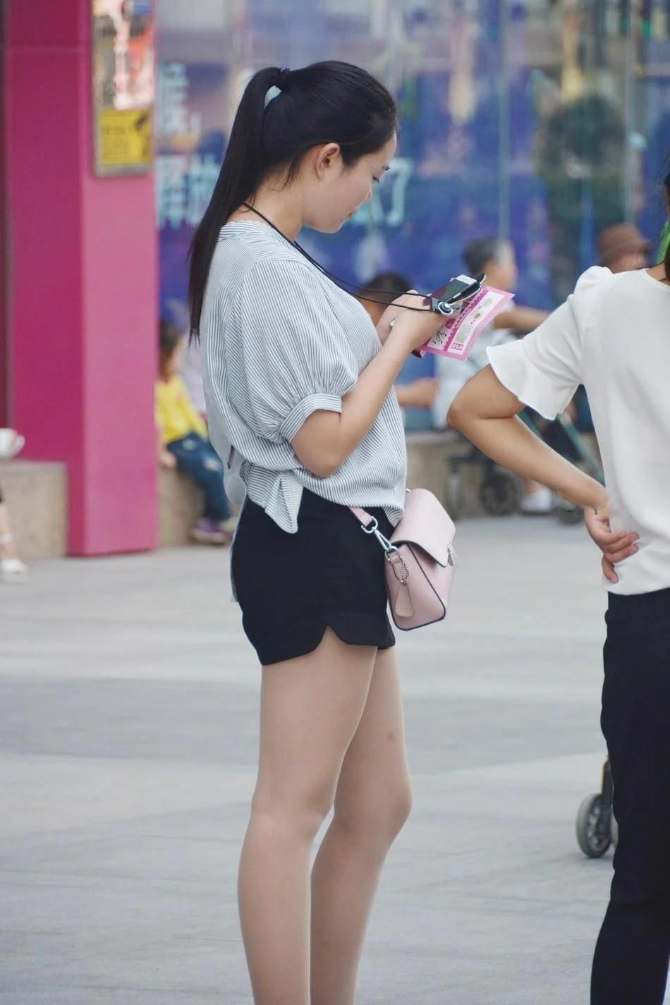 街拍肉丝美腿热裤条纹衫美女