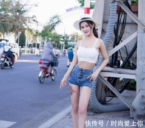 紧身打底裤小姐姐，清纯的脸蛋，纤细的腰肢，尽显女神魅力！