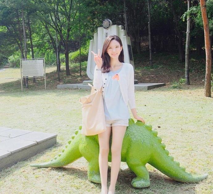 路人街拍,颜值高、身材好,这样的小姐姐喜欢吗