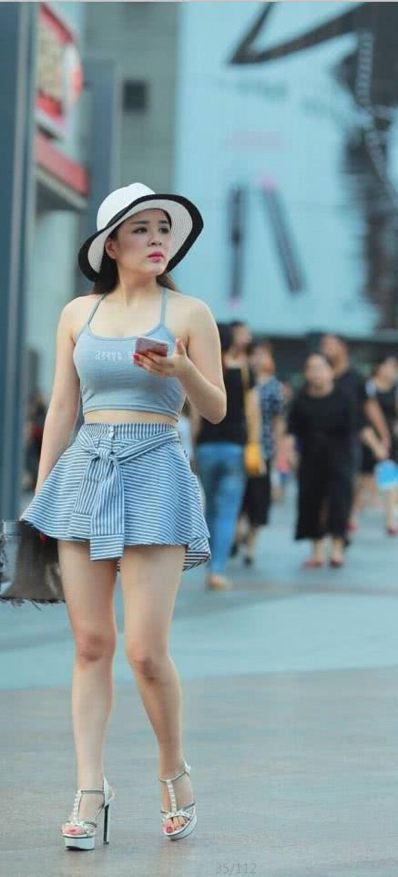 微胖熟女紧身裹胸裹出国际圈，完美的身材太有视觉冲击力了