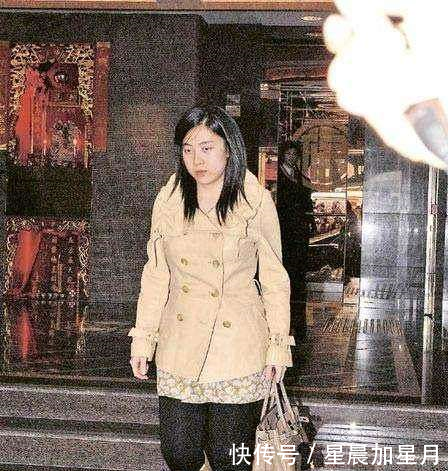 看了香港女首富甘比的搭配功力, 才知道刘銮雄为什么独宠她一人