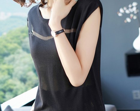 前凸后翘别藏着掖着!紧身T恤性感火辣，加上热裤勾勒迷人水蛇腰