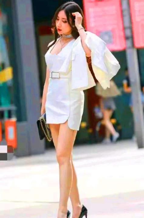  『蓝色』街拍：面带微笑的美女，一条蓝色的吊带牛仔裙，时尚魅力气质