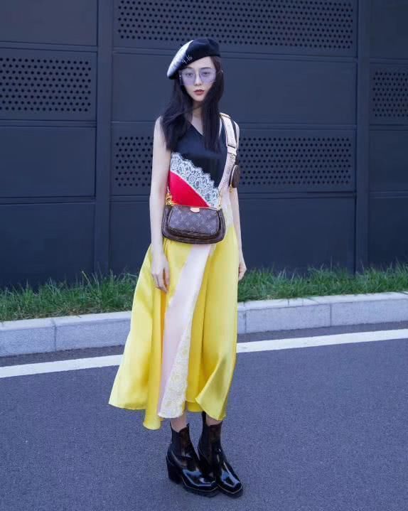  尖角线帽：情商高的女人非常少戴这2款遮阳帽拍照pose，不但显脸大，还特不太好搭衣服
