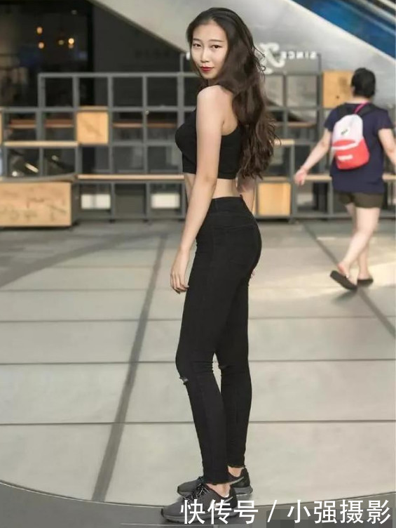 穿着黑色紧身裤的小姐姐，性感又显年轻魅力！