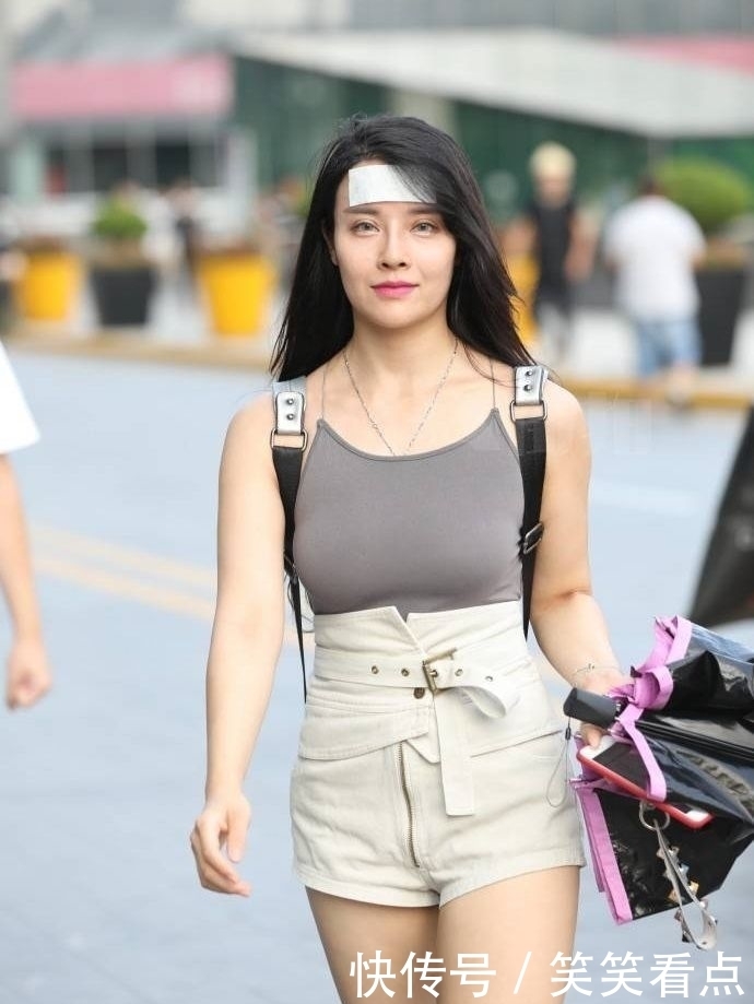  [微胖]路人街拍：微胖女孩也可以穿裸色，搭配对了就很时髦