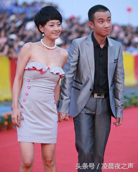 马伊琍穿破洞裤亮相,破洞开得太高,一不小心还露出了红色短裤