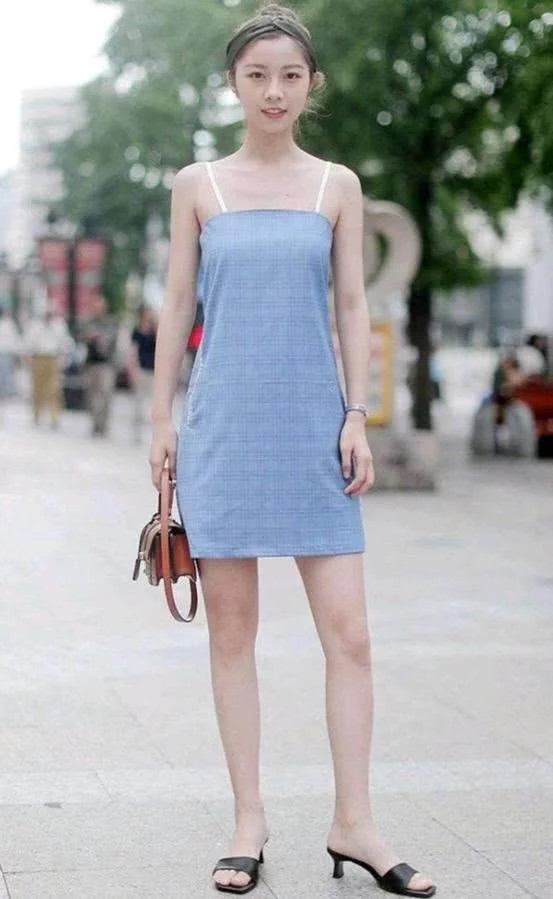 街上偶遇连衣裙美女，清凉又性感，落落大方！