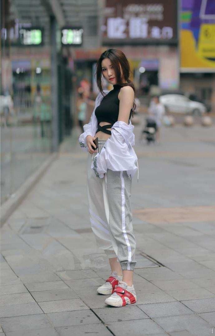 重庆街拍:各种高颜值俏身材大长腿的美女上街，你还走的动路吗?