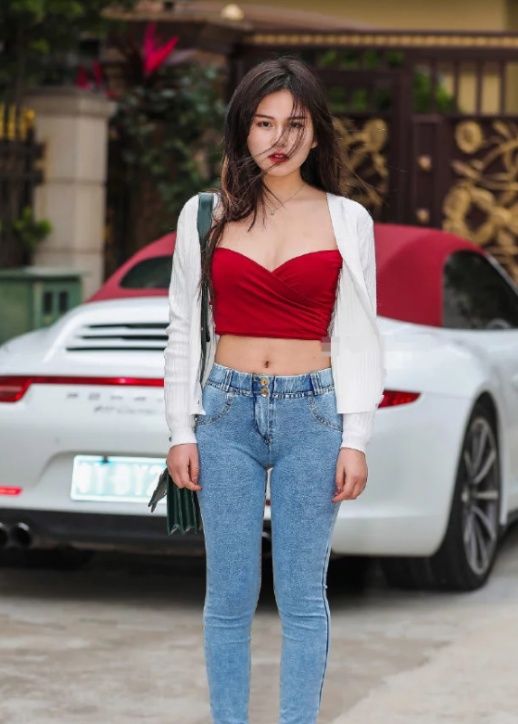 路人街拍:端庄优雅的气质美女，给人一种大气的感觉!