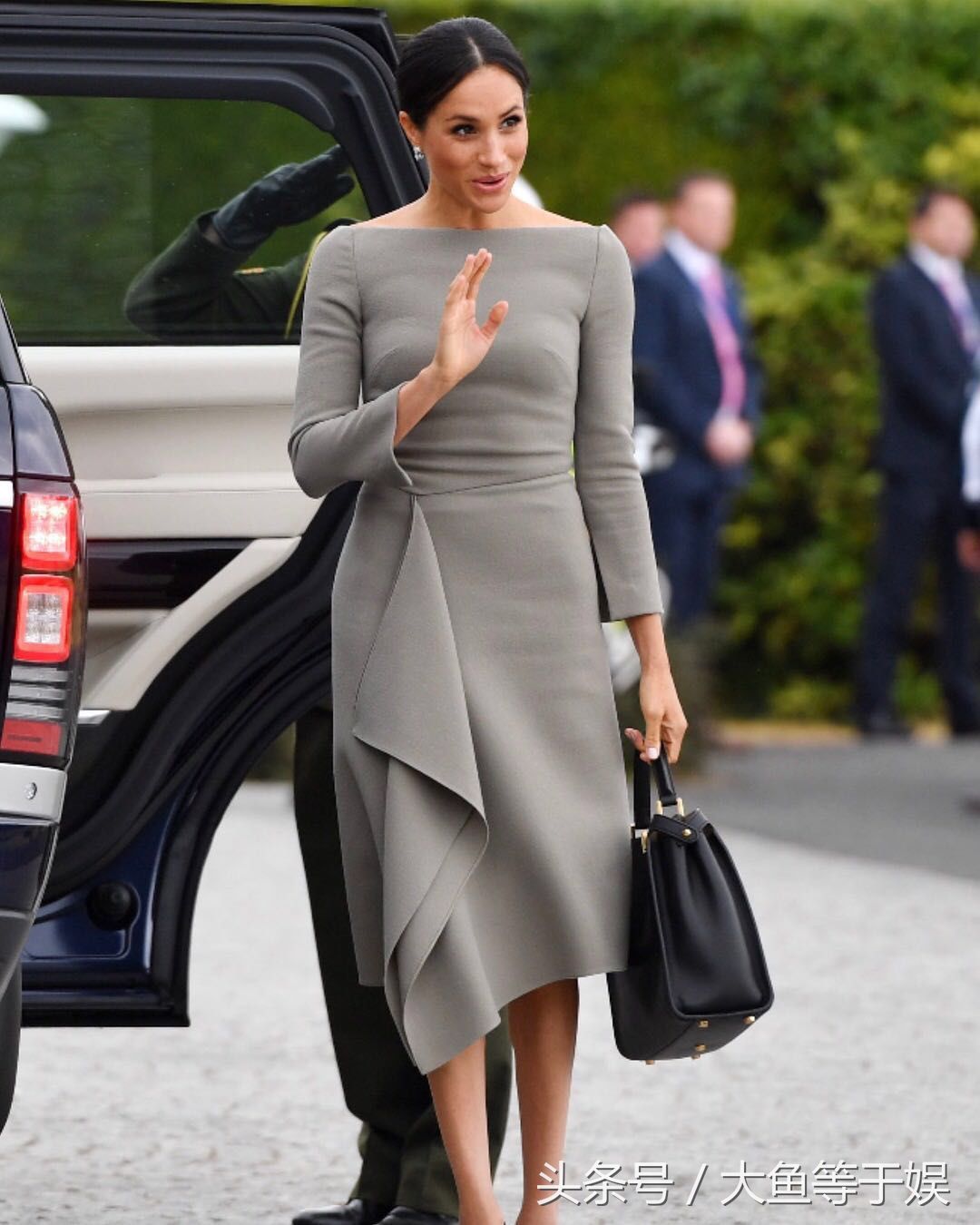 哈里夫妇拜访爱尔兰，钟爱一字领暗色系的梅根，这身装扮很强势