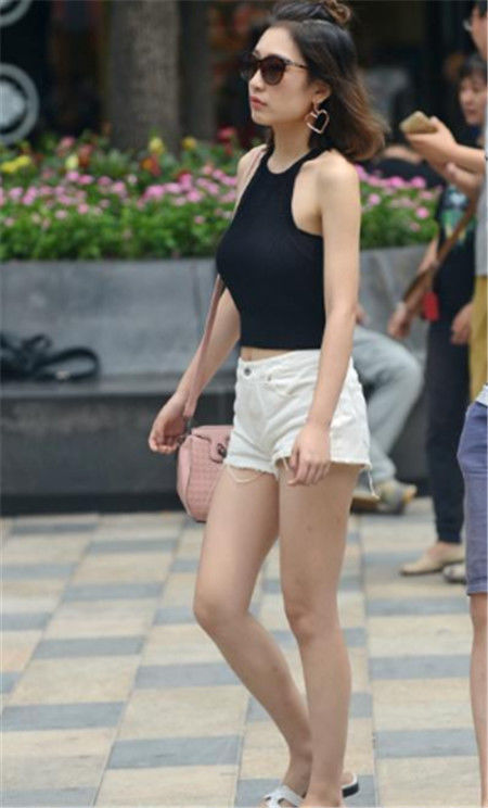 女人|街拍:轻熟的女人,身穿修身连衣裙,散发优雅的气息