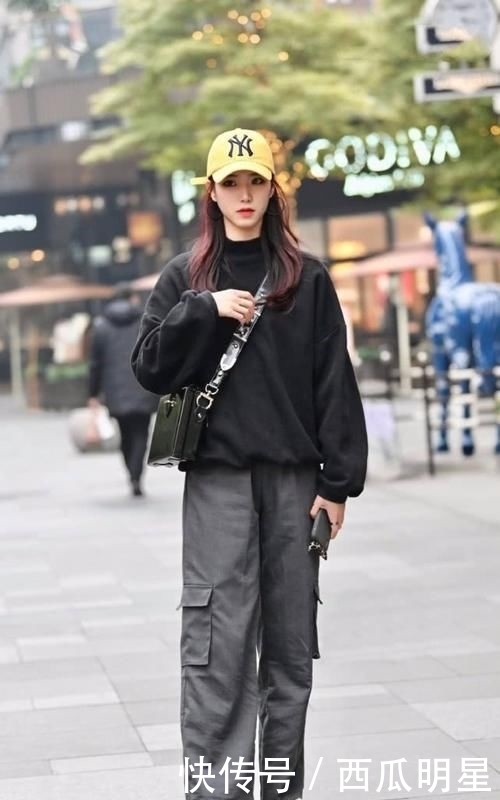 「美女」美女黑色调的搭配气质优雅大方,清爽自然的感觉美美哒