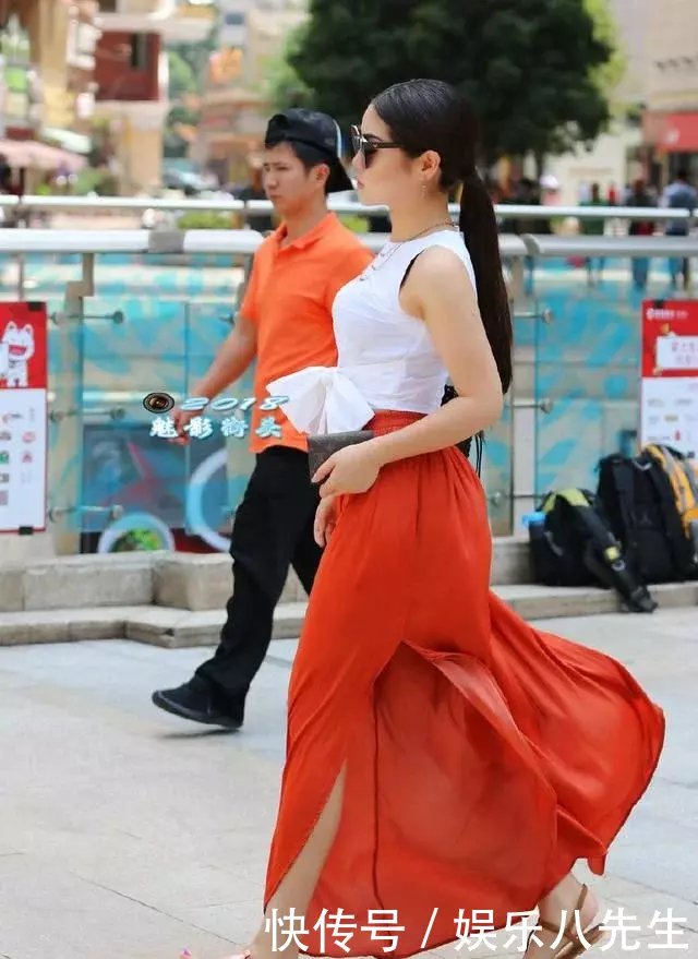 白色T恤配上红色开叉阔腿裤，小姐姐在街头展现优雅的女人味