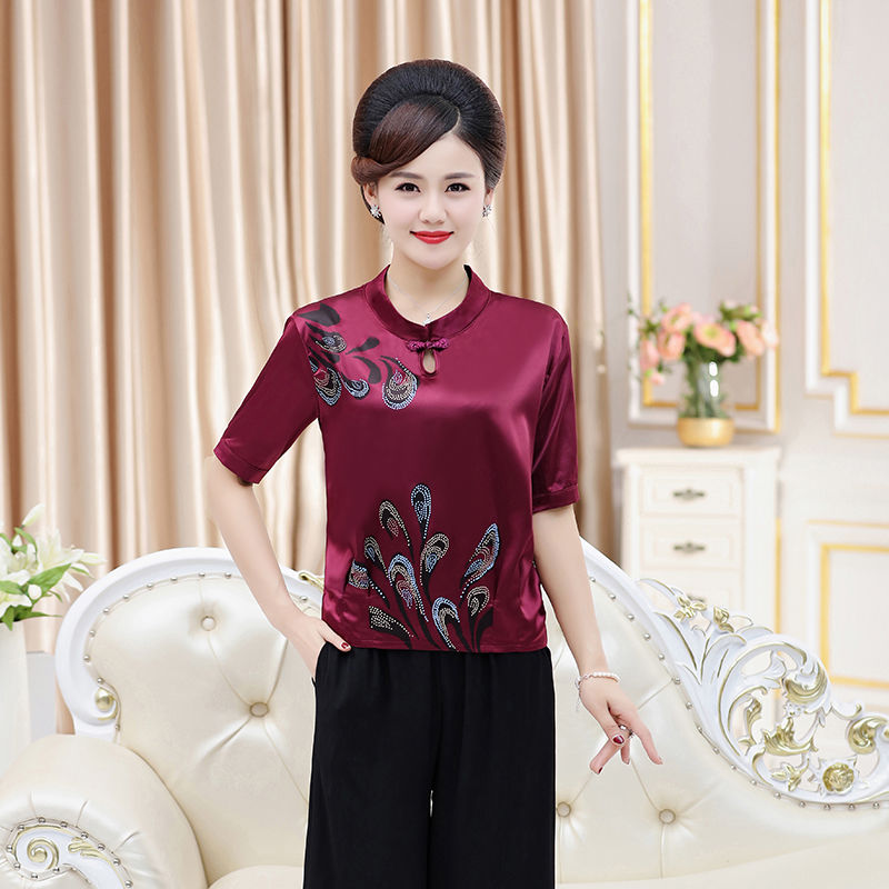 姐姐结婚,妈妈穿了这件礼服,高贵优雅还气质,亲戚们都很羡慕