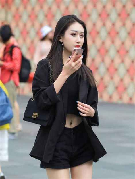  [女性]街拍：美女身穿黑色西装外套搭配短裤，彰显成熟女性的魅力