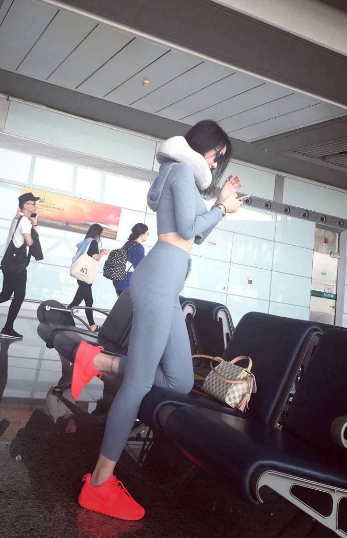 街拍：机场上的小姐姐，“乌云灰”的瑜伽裤很有立体感!